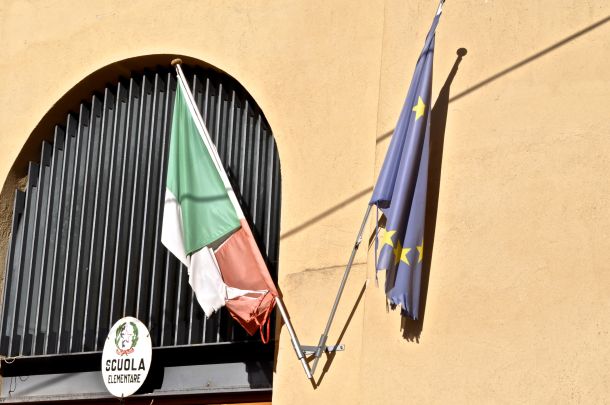 Bandiere esposte ad una scuola elementare di Assisi