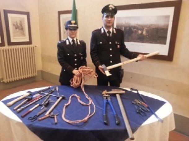 Il materiale da scasso sequestrato dai carabinieri
