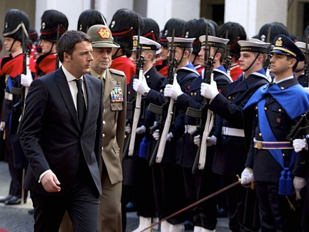 Matteo Renzi davanti al picchetto d'onore a Palazzo Chigi