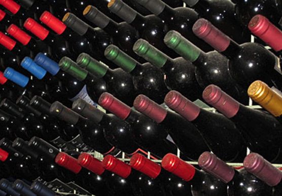 Una cantina con le bottiglie di vino