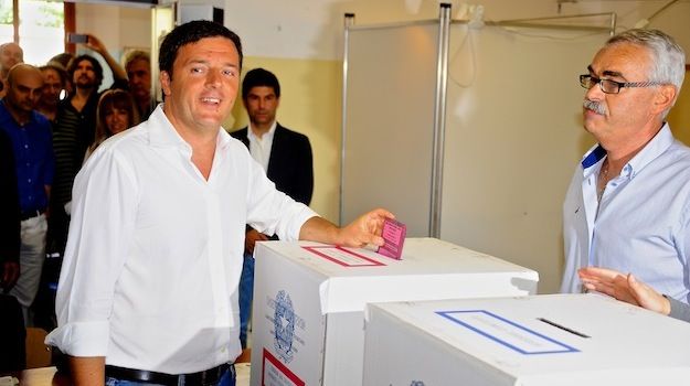Matteo Renzi mentre vota stamani a Pontassieve