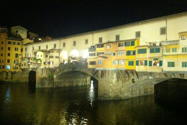 Ponte Vecchio la nuova illuminazione, lato Uffizi