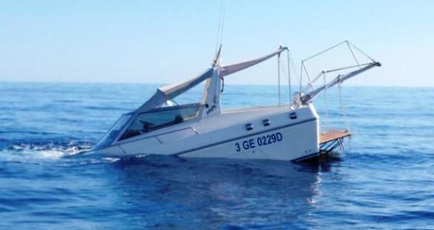 Lo yacht di 10 metri mentre affonda a Montecristo