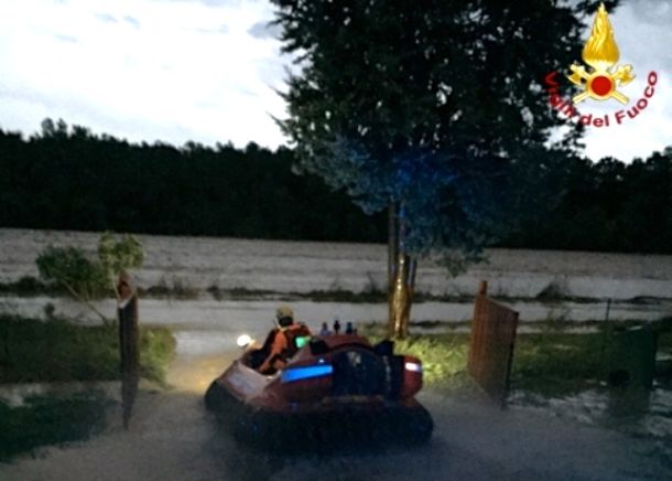 I Vigili del Fuoco in azione con un hovercraft nelle zone di Albinia
