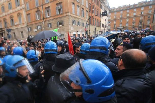 Scontri in piazza a Roma per l'approvazione del Jobs Act