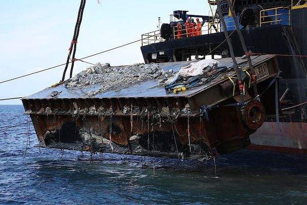 Ripulito il mare del Giglio dalla prima piattaforma utilizzata per il recupero della Costa Concordia