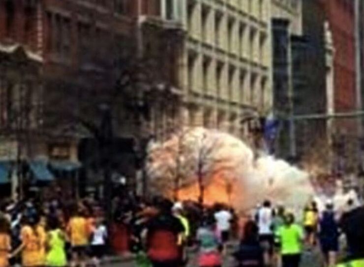 Due bombe sulla linea del traguardo della maratona di Boston