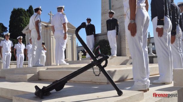 Ufficiali e allievi dell'Accademia Navale al sacrario dei marinai italiani nel cimitero di Mahon (Foto FirenzePost)