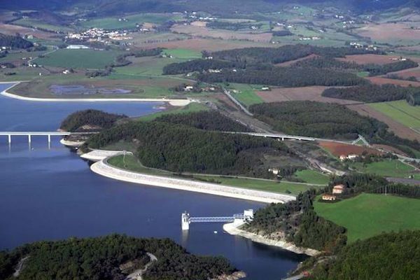 Il lago di Bilancino nel Mugello