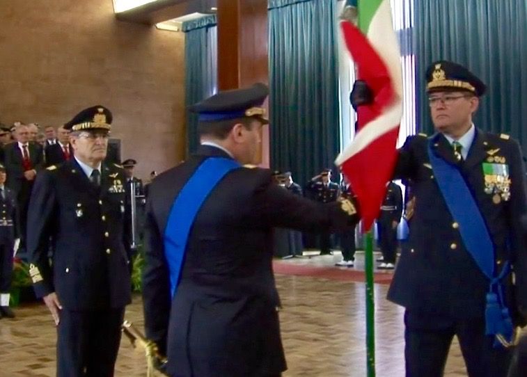 Il generale Fort (a destra) riceve la Bandiera d'Istituto dell'Isma