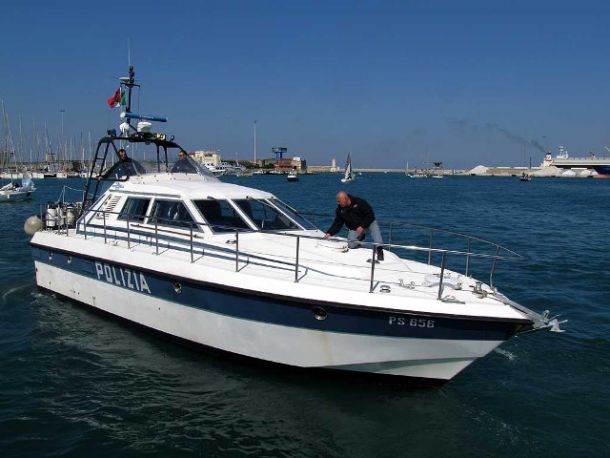 Motovedetta della Polizia al porto di Livorno
