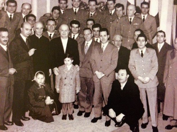 1950: Adriano Olivetti (al centro con l'abito scuro) alla Befana della Polizia ad Ivrea