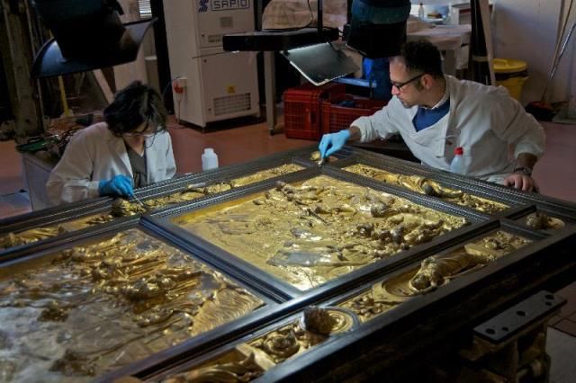 La doratura originale è stata trovata nei rilievi scultorei delle 28 formelle