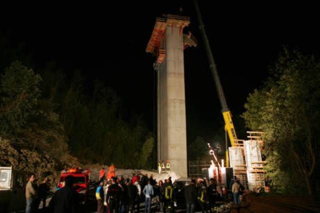 La piattaforma da dove caddero i 3 operai morti nel 2008