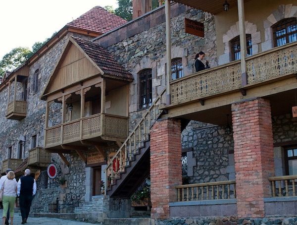 Una caratteristica strada di Dilijan, Armenia del nord