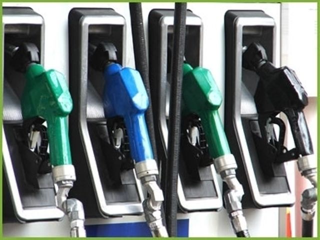 Leggero calo del prezzo dei carburanti ma non del gpl