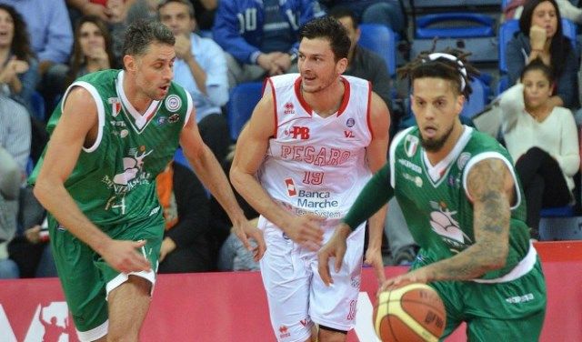 Basket, Siena senza problemi a Pesaro, Pistoia ancora ko