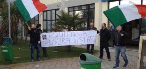 Blitz dei militanti La Destra nella sede di Equitalia a Pisa