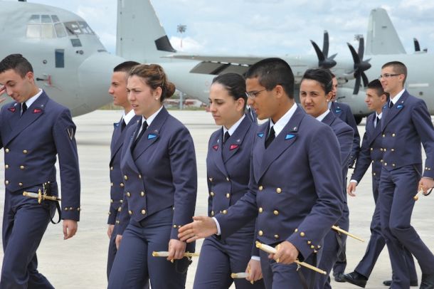 Un gruppo di allievi della Scuola militare aeronautica G. Douhet durante un'esercitazione