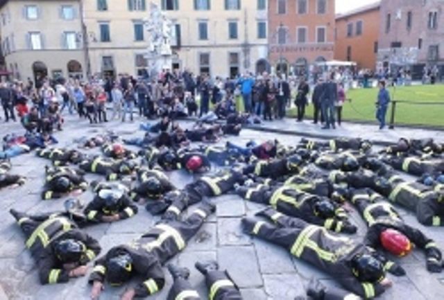 I vigili del fuoco distesi in piazza dei Miracoli a Pisa