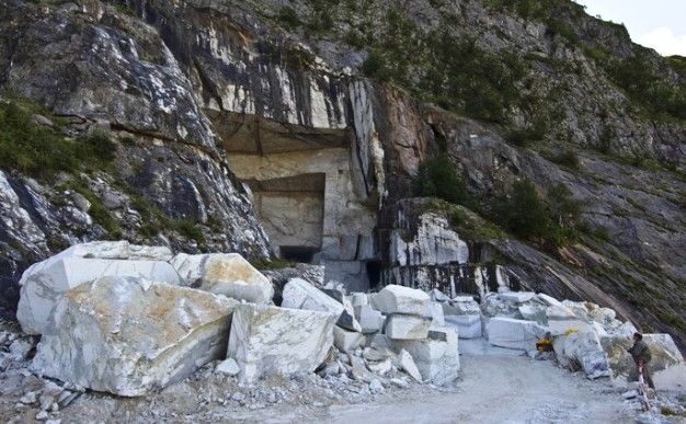 Una cava di marmo sulle Apuane
