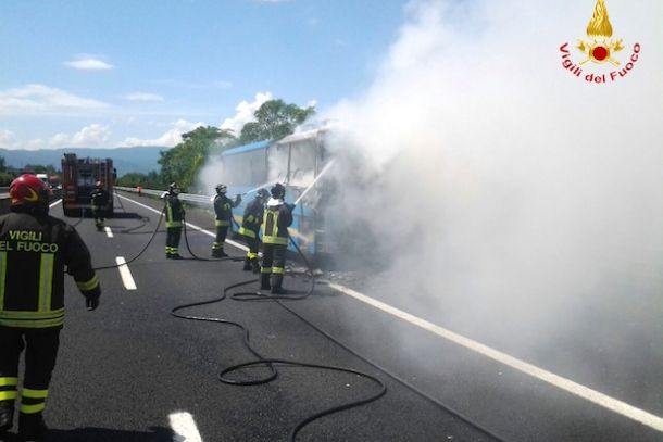L'incendio del bus sull'A11