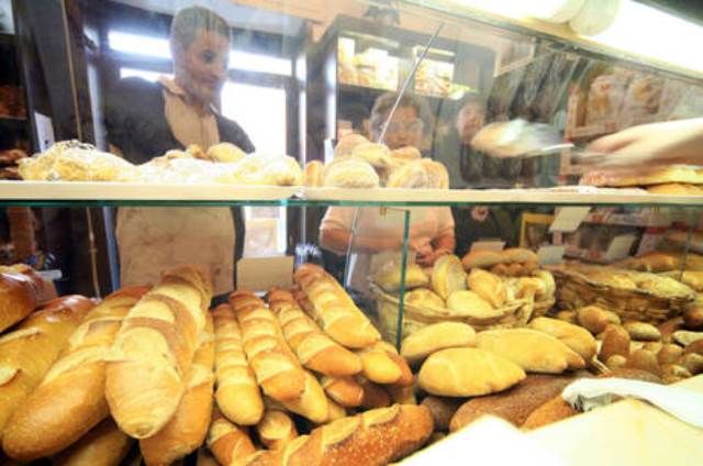 E' una baguette intrecciata e ha semi di sesamo, si chiama Pane Shalom
