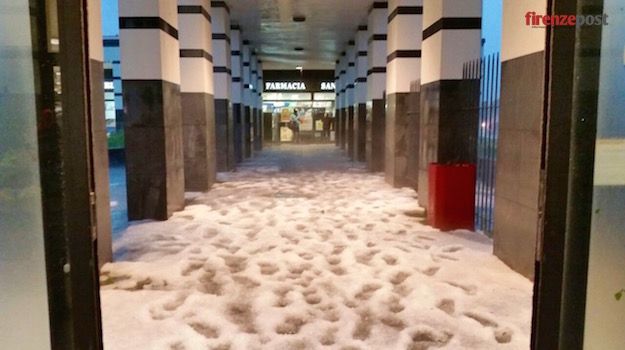 La grandinata nella galleria del Centro commerciale al Gignoro
