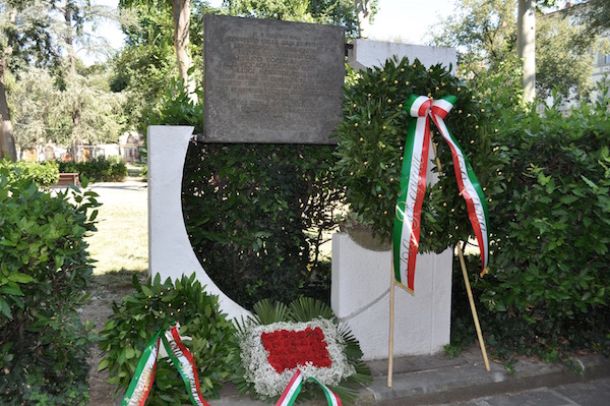 Il monumento a Radio Cora