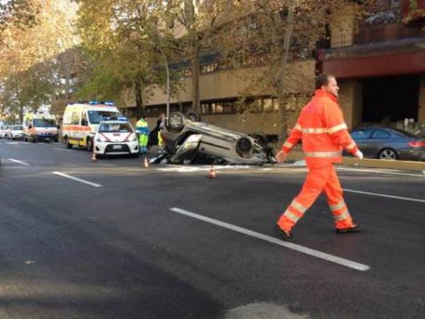 Spettacolare incidente sui viali a Firenze
