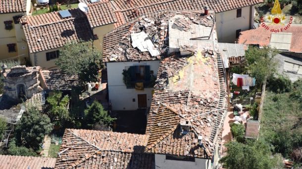 Tetti scoperchiati a Firenze dal nubifragio del 1 agosto 2015 (Foto Vigili del Fuoco)