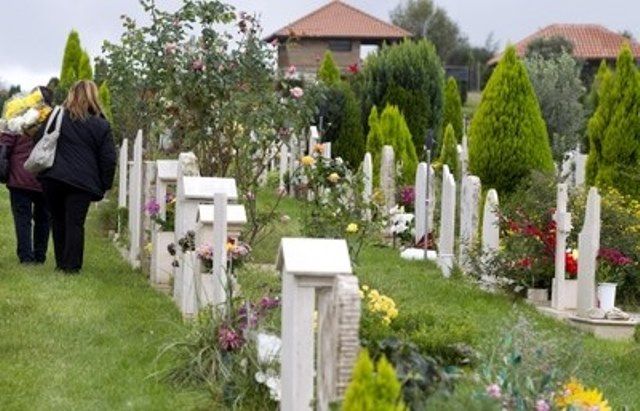 Depliant pubblicitari sulle tombe al cimitero a Figline Valdarno