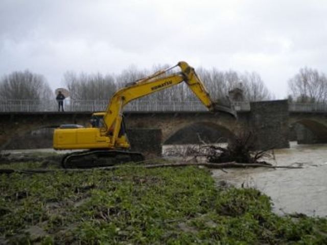 Lavori sull'argine dell'Arno a Firenze