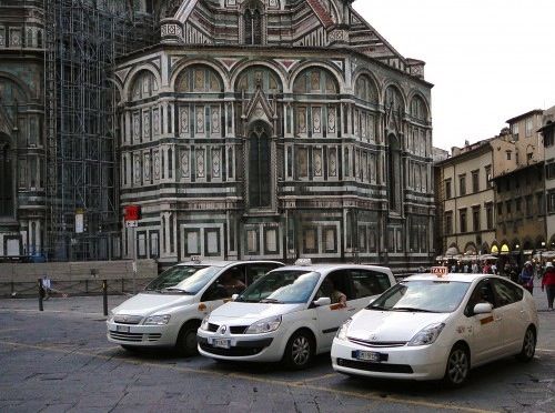 Alcuni taxi regolari in sosta nella pizza del Duomo