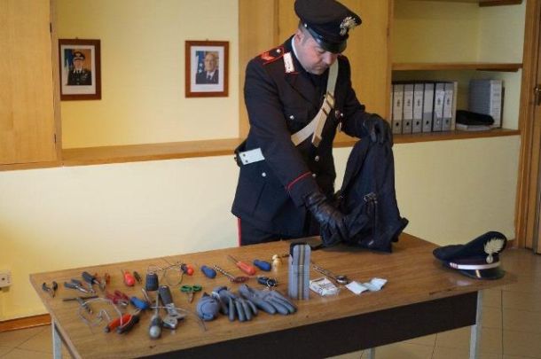 Il materiale da scasso rinvenuto in una borsa abbandonata dagli albanesi nei campi