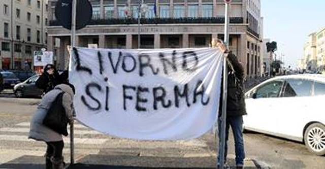 Lo striscione appeso dai Forconi di Livorno
