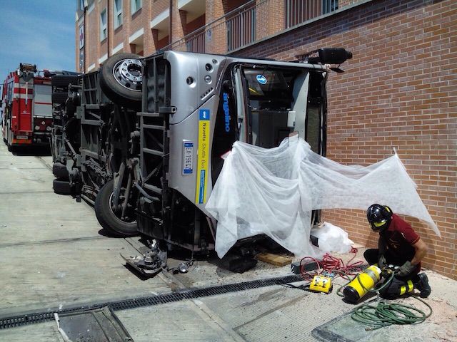 Il bus dopo in tragico ribaltamento a Pisa