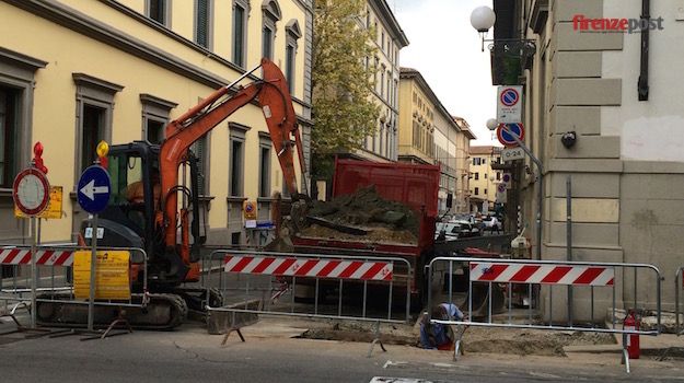 Fuga di gas in via Sant'Anna a Firenze all'angolo con via Cavour