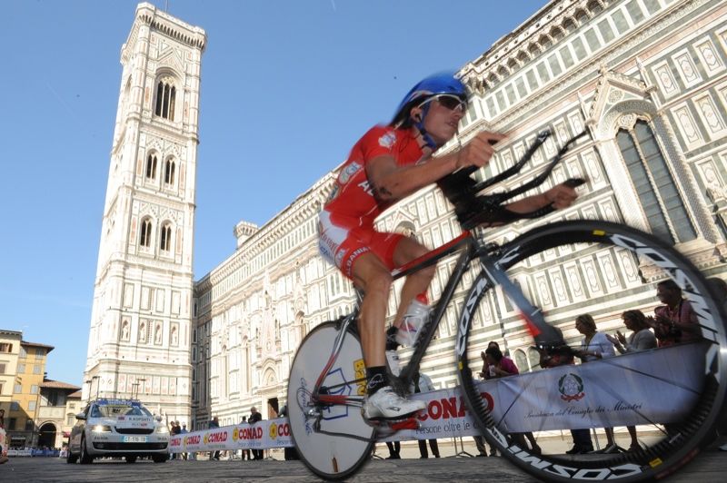 Cronometro junior davanti al Duomo di Firenze (Foto Riccardo Sanesi)