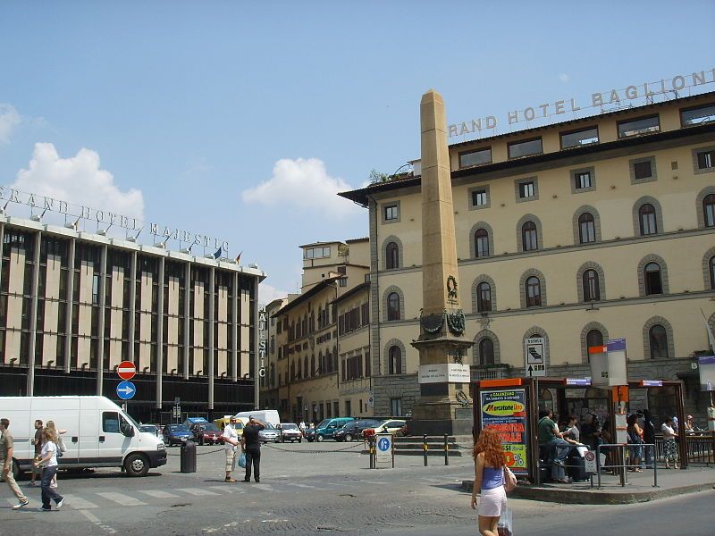 Piazza dell'Unità crocevia di stranieri a Firenze