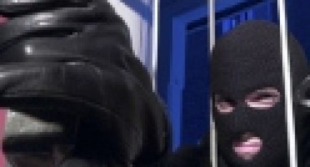 Ferito dopo un furto in appartamento