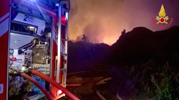 I Vigili dl Fuoco durante l'intervento a Peretola