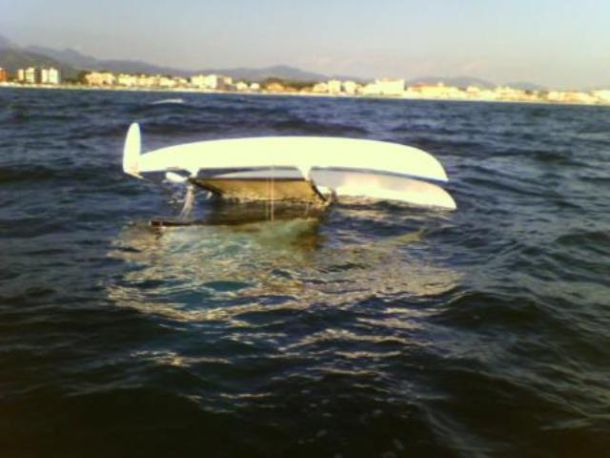 Il catamarano rovesciato in Versilia