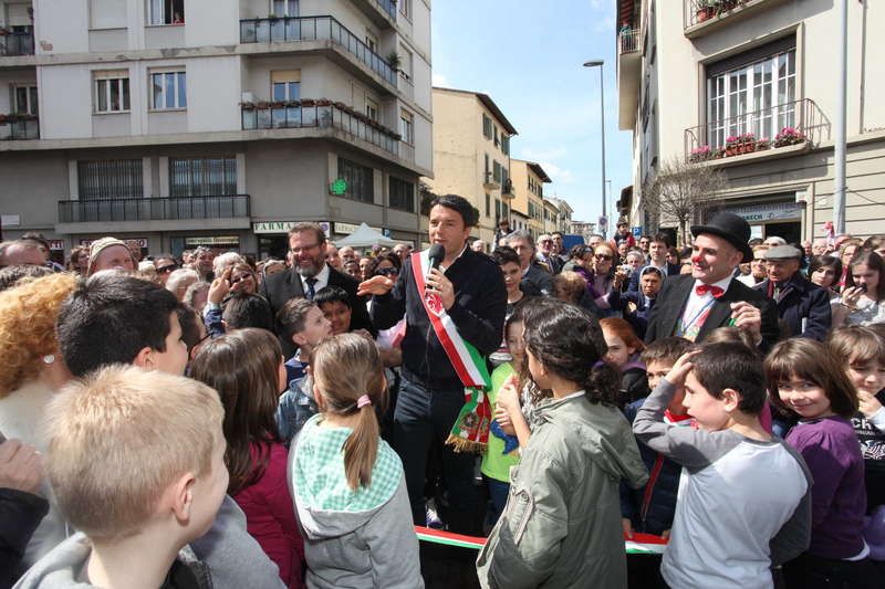 Il sindaco Matteo Renzi inaugura la nuova piazza San Jacopino (Foto Comune di Firenze)