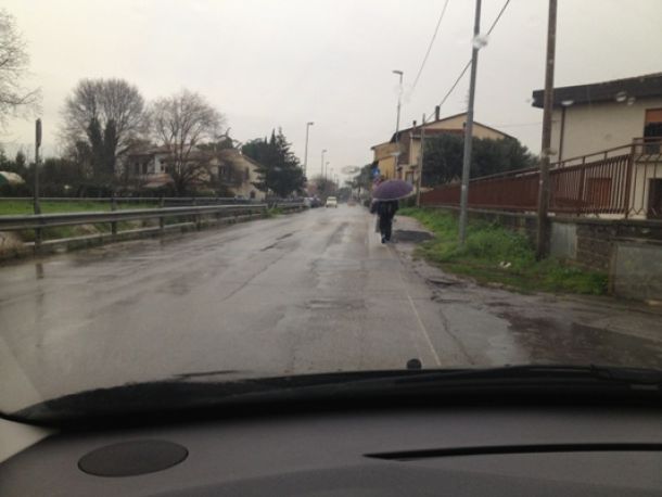 Signa: via delle Molina come un percorso a ostacoli