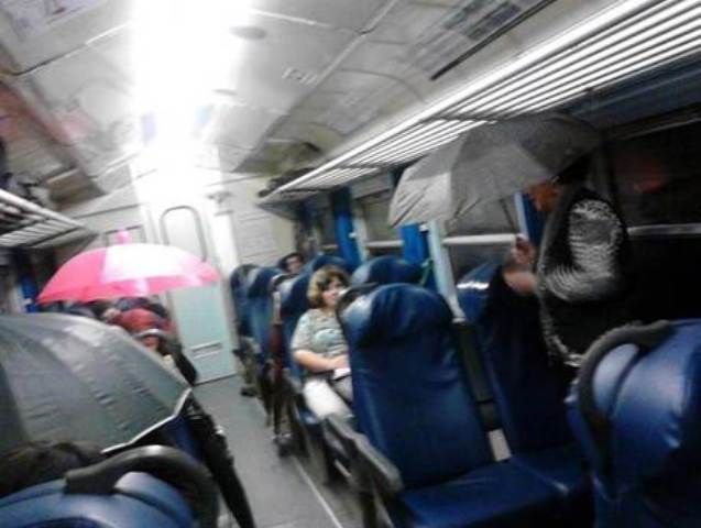 Foto postata su facebook, con gli ombrelli nelle carrozze ferroviarie