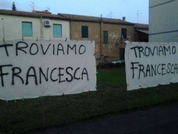 Gli striscioni appesi dagli amici di Francesca