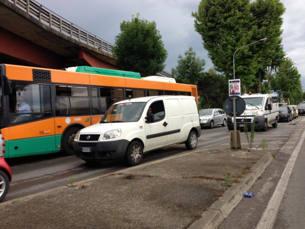 Acquazzone su Firenze e traffico in tilt