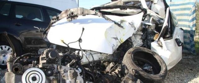 L'auto su cui viaggiavano i due fratelli ridotta in un groviglio di lamiere