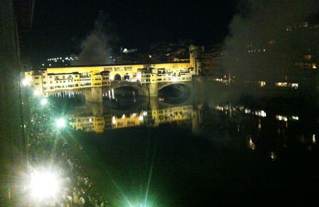 Ponte Vecchio, la nuova illuminazione appena accesa